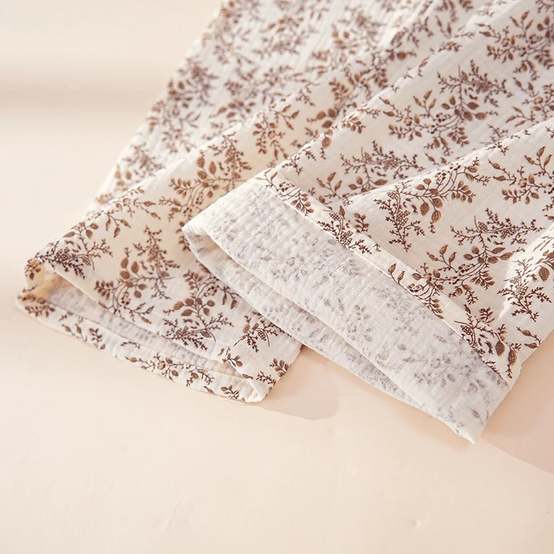 Braunes Loungewear-Set aus Baumwolle mit zartem Blumenmuster
