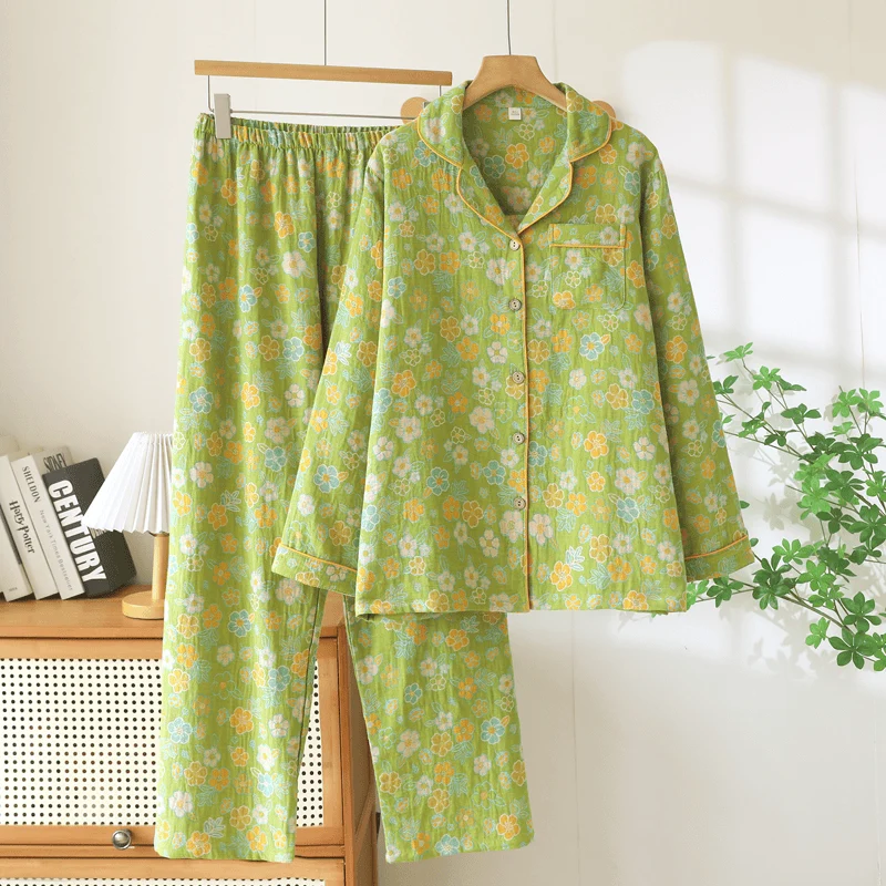 Grüner Baumwollpyjama mit zartem Blumenmuster