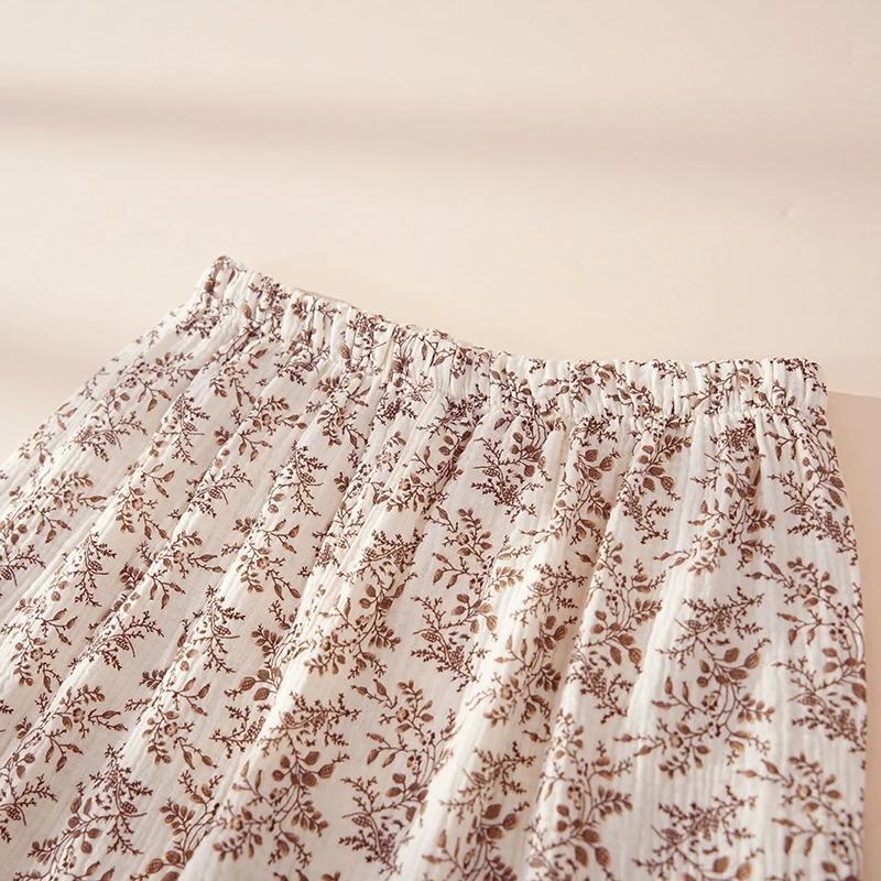 Braunes Loungewear-Set aus Baumwolle mit zartem Blumenmuster