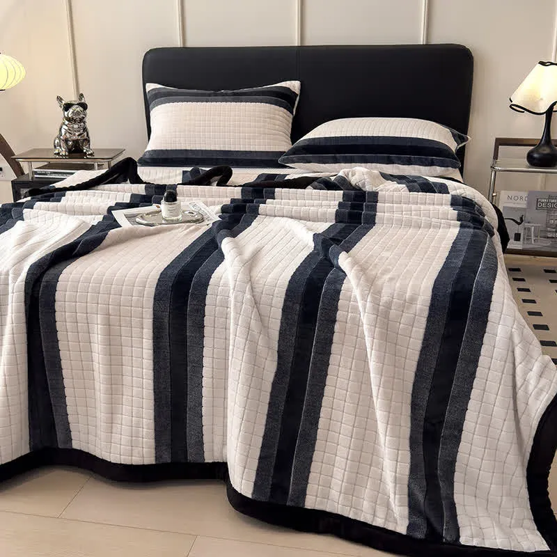 Weiche Kuscheldecke mit geometrischem Karomuster