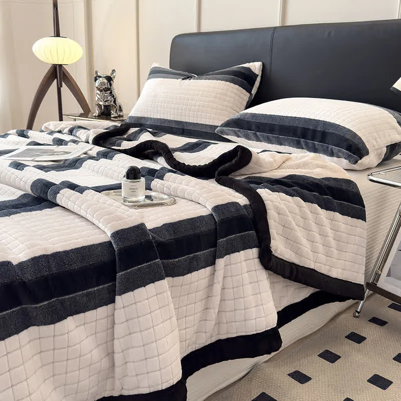 Weiche Kuscheldecke mit geometrischem Karomuster