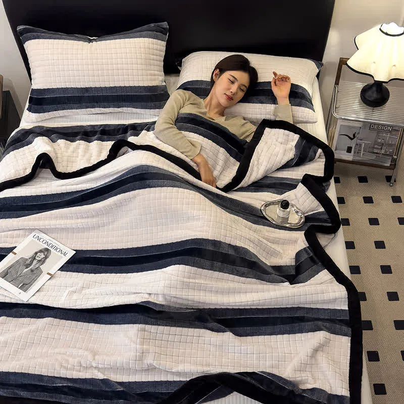 Weiche Kuscheldecke mit geometrischem Karomuster