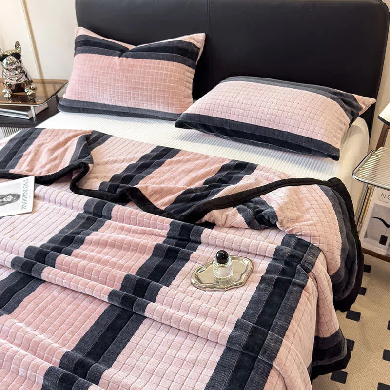 Weiche Kuscheldecke mit geometrischem Karomuster