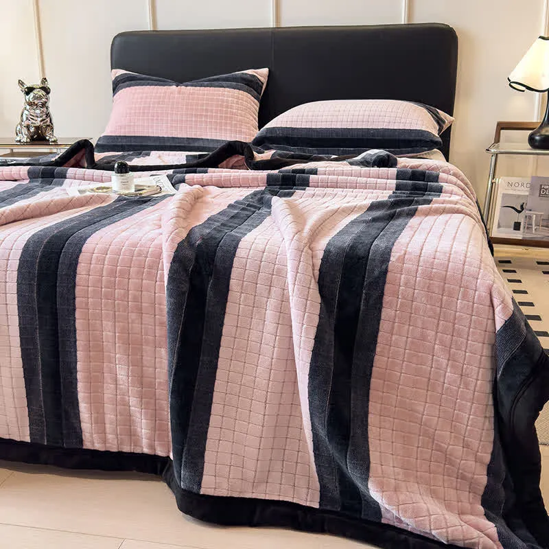 Weiche Kuscheldecke mit geometrischem Karomuster