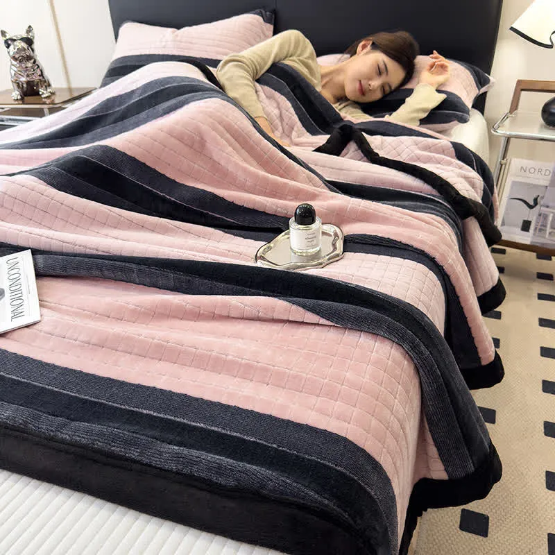 Weiche Kuscheldecke mit geometrischem Karomuster
