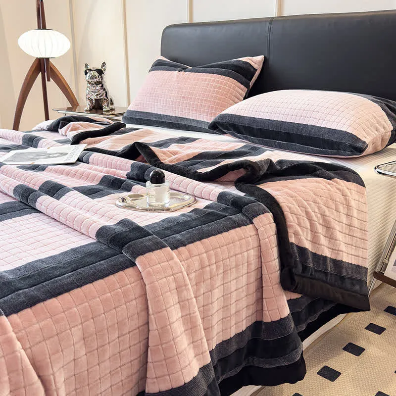 Weiche Kuscheldecke mit geometrischem Karomuster