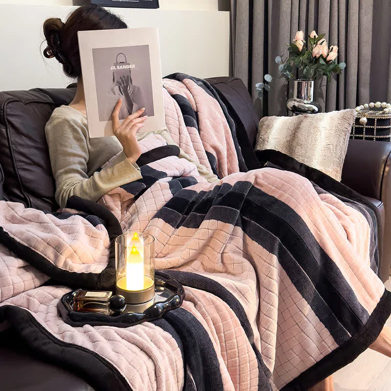 Weiche Kuscheldecke mit geometrischem Karomuster