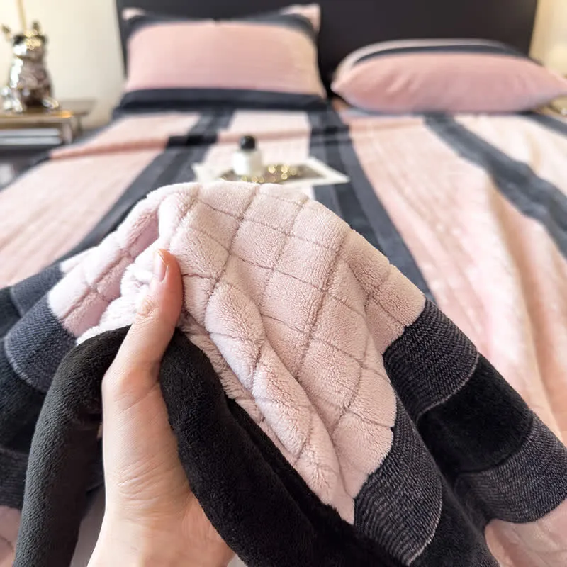Weiche Kuscheldecke mit geometrischem Karomuster