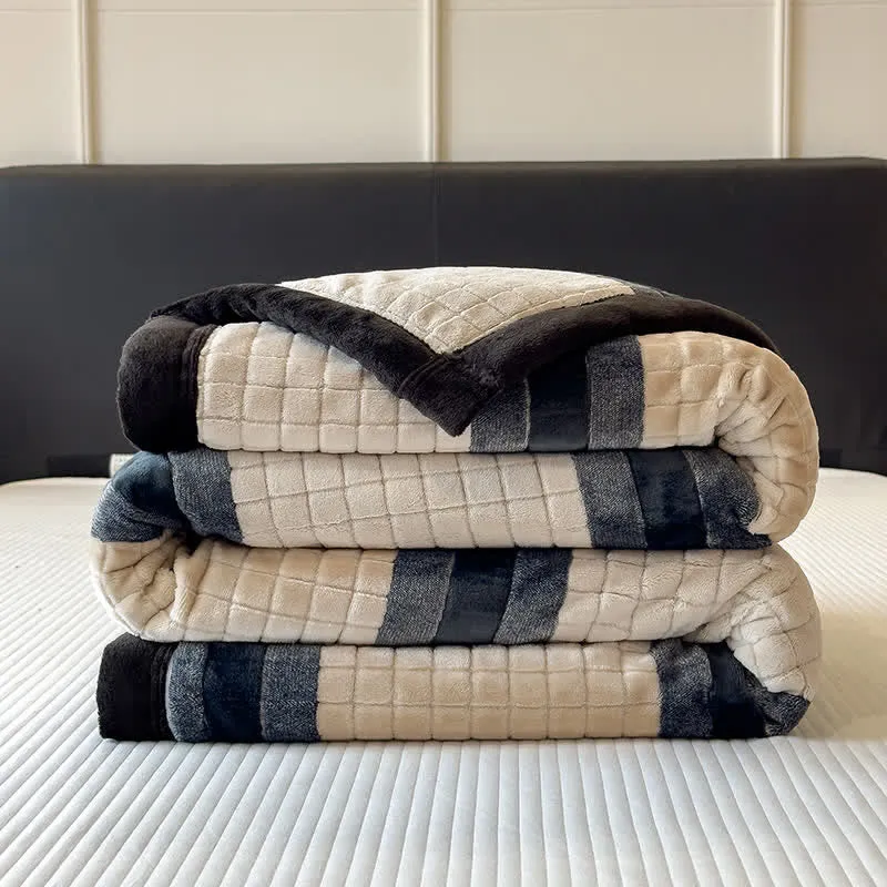 Weiche Kuscheldecke mit geometrischem Karomuster