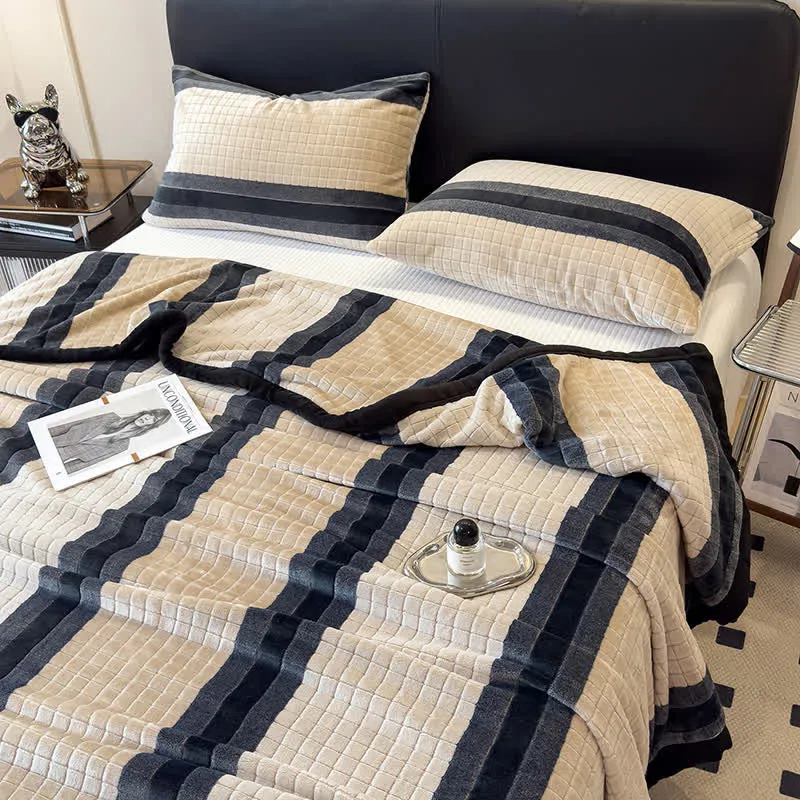 Weiche Kuscheldecke mit geometrischem Karomuster