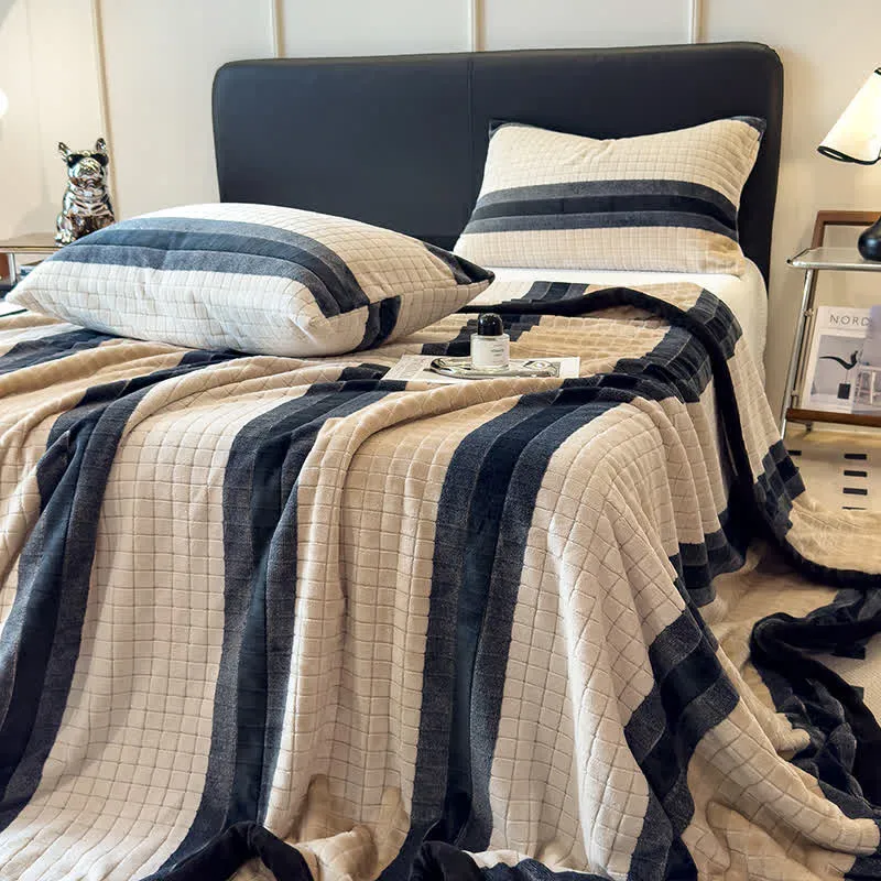 Weiche Kuscheldecke mit geometrischem Karomuster
