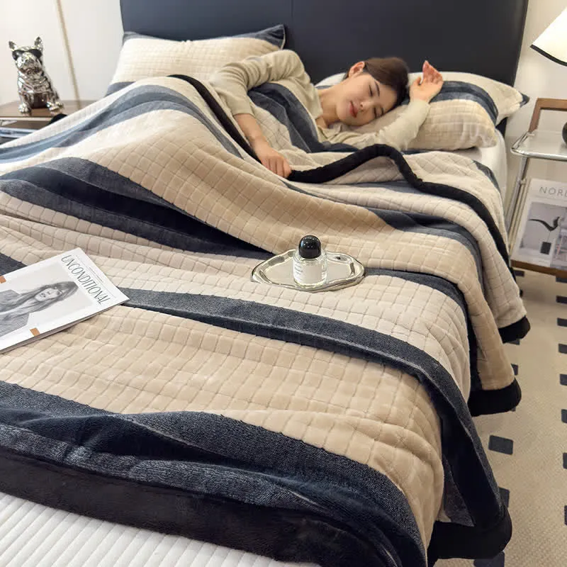 Weiche Kuscheldecke mit geometrischem Karomuster