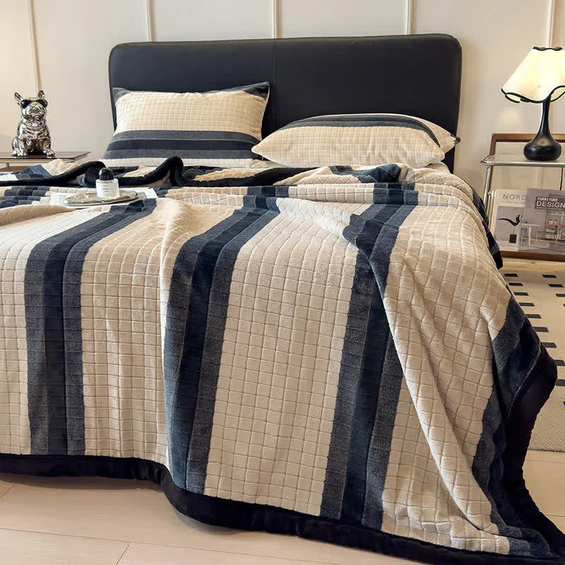 Weiche Kuscheldecke mit geometrischem Karomuster