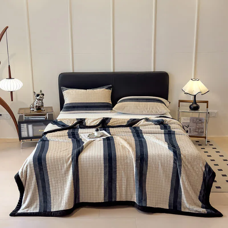 Weiche Kuscheldecke mit geometrischem Karomuster