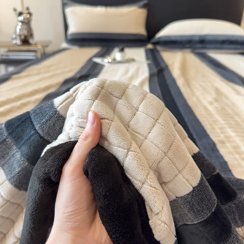 Weiche Kuscheldecke mit geometrischem Karomuster