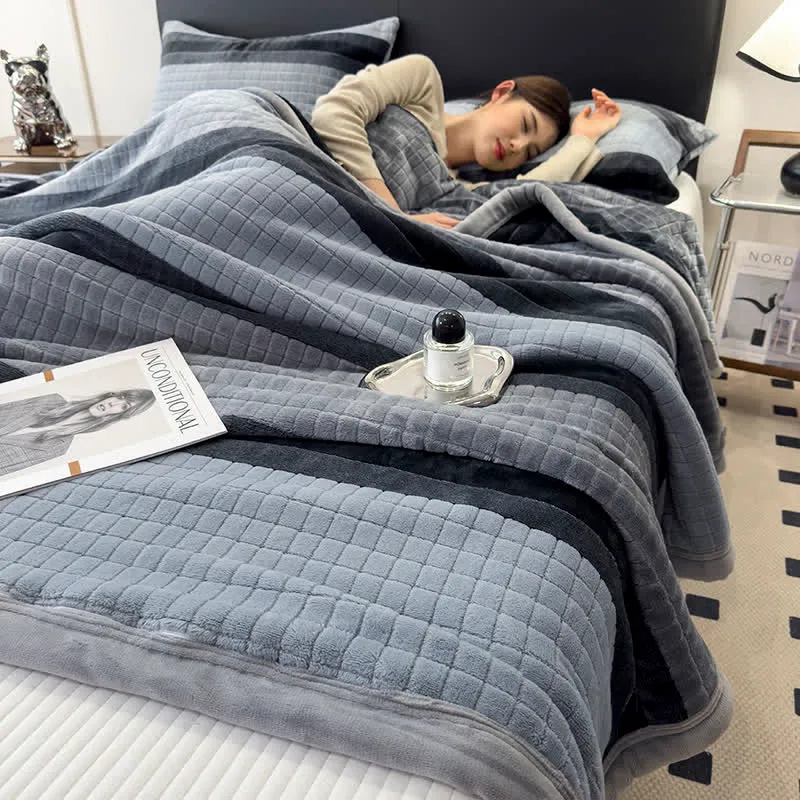 Weiche Kuscheldecke mit geometrischem Karomuster