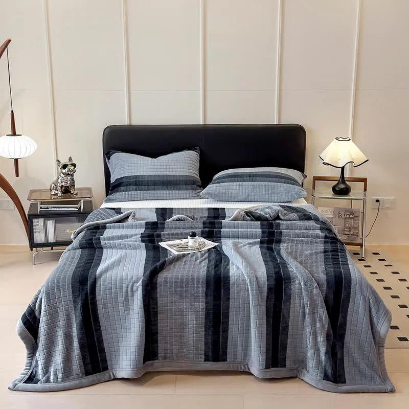 Weiche Kuscheldecke mit geometrischem Karomuster