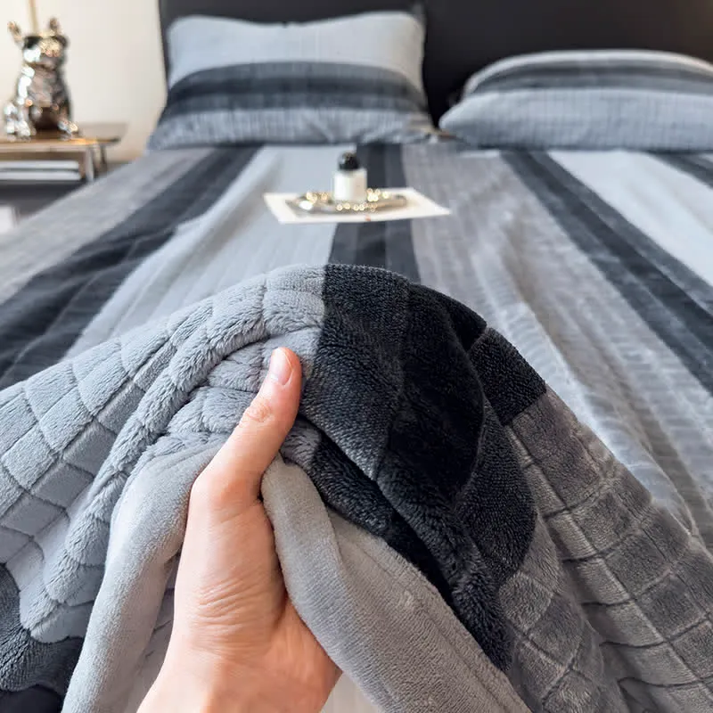 Weiche Kuscheldecke mit geometrischem Karomuster