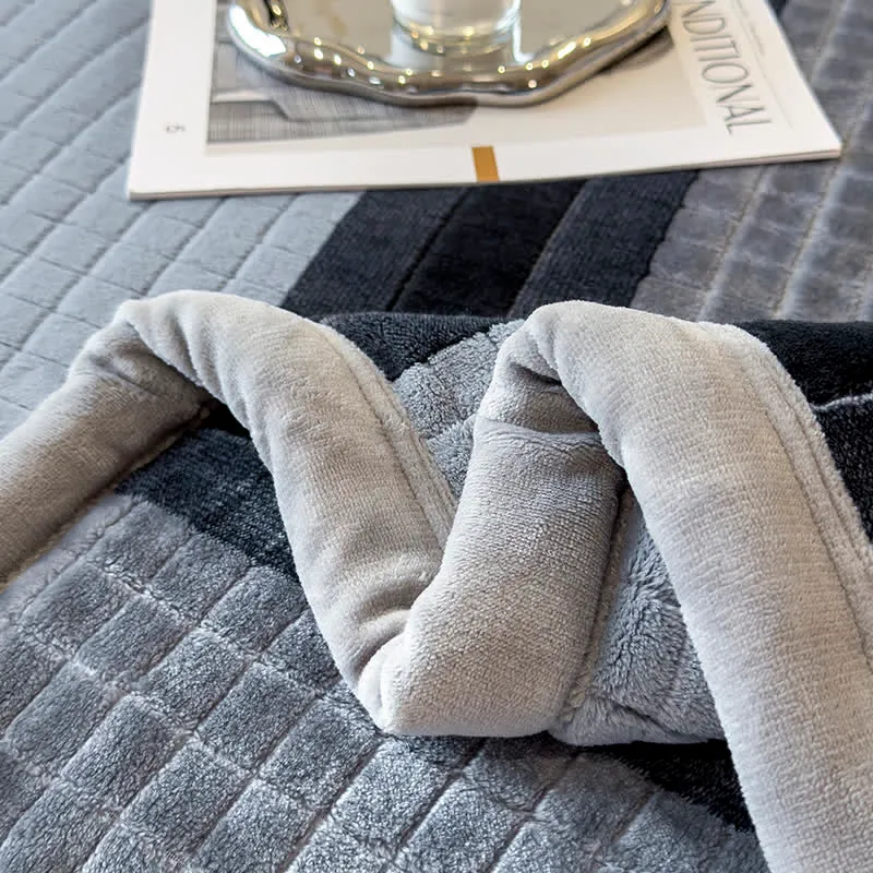 Weiche Kuscheldecke mit geometrischem Karomuster