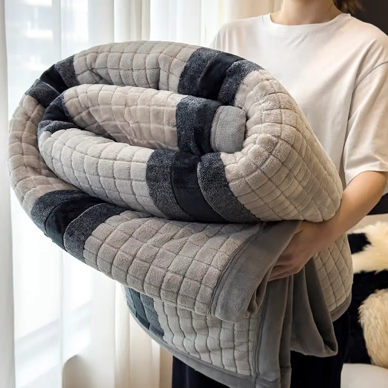 Weiche Kuscheldecke mit geometrischem Karomuster