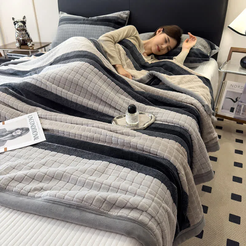 Weiche Kuscheldecke mit geometrischem Karomuster