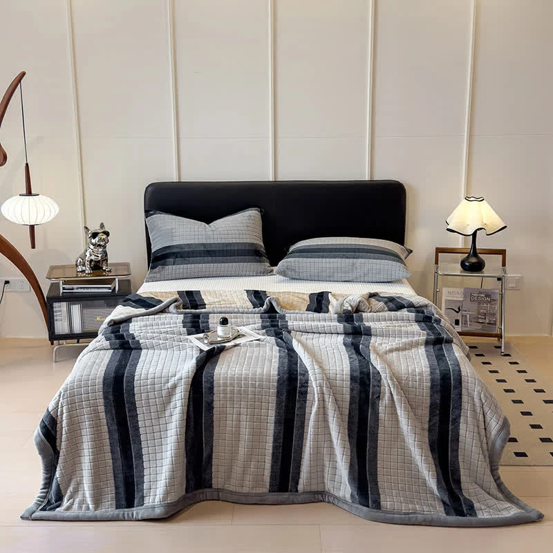 Weiche Kuscheldecke mit geometrischem Karomuster