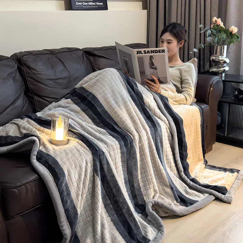 Weiche Kuscheldecke mit geometrischem Karomuster