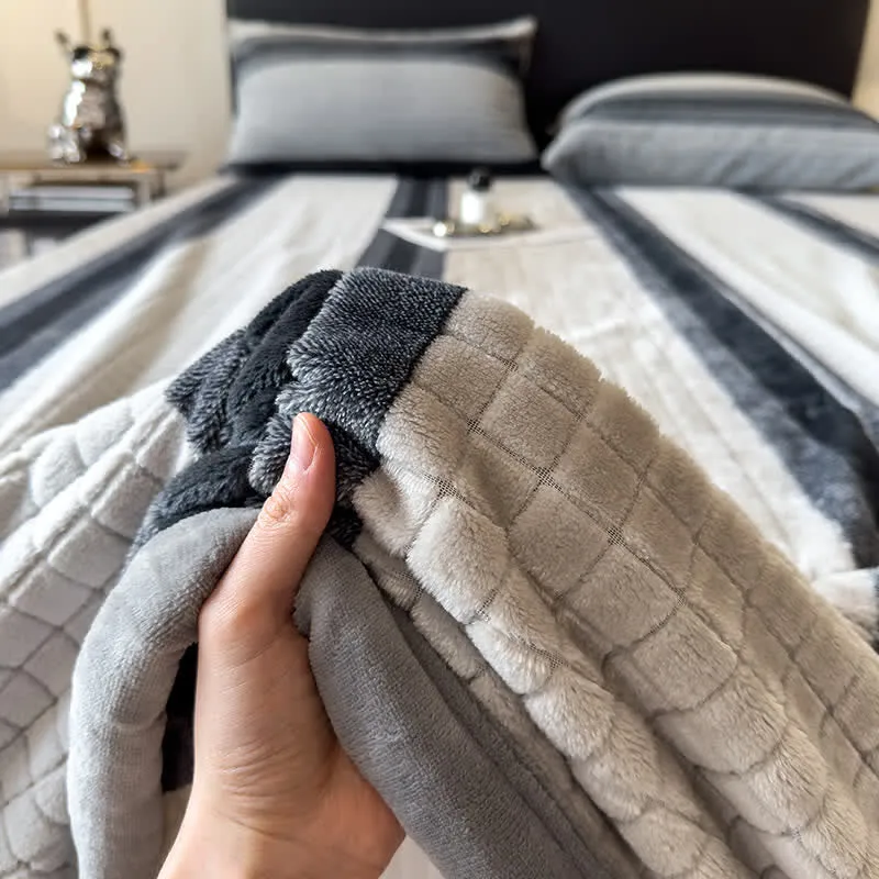 Weiche Kuscheldecke mit geometrischem Karomuster