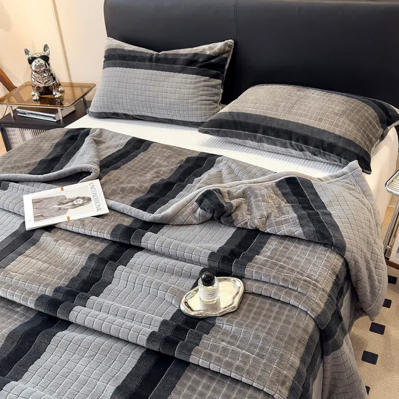 Weiche Kuscheldecke mit geometrischem Karomuster