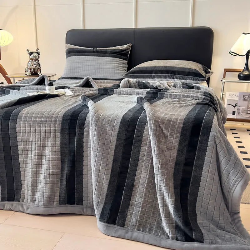 Weiche Kuscheldecke mit geometrischem Karomuster