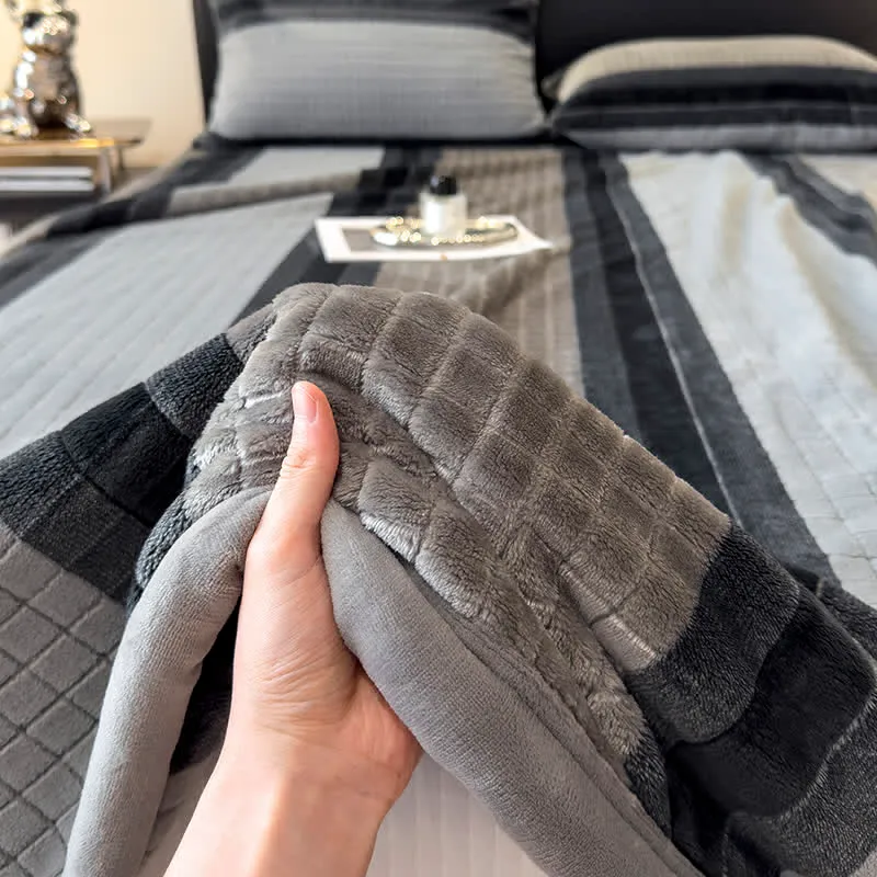 Weiche Kuscheldecke mit geometrischem Karomuster