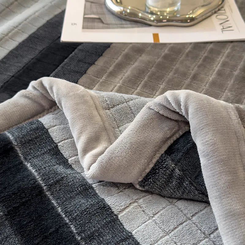 Weiche Kuscheldecke mit geometrischem Karomuster