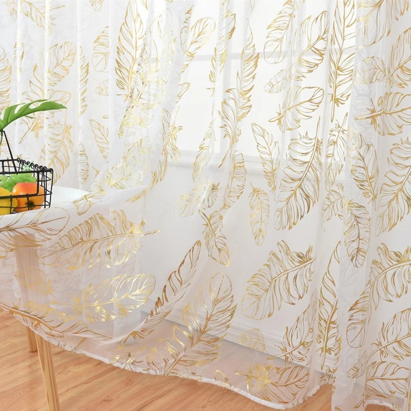 Voile Vorhang mit goldenem Federmuster