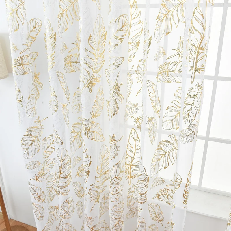 Voile Vorhang mit goldenem Federmuster