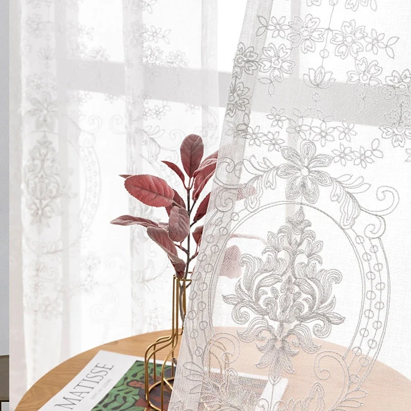 Gardine mit barocker Ornament-Stickerei