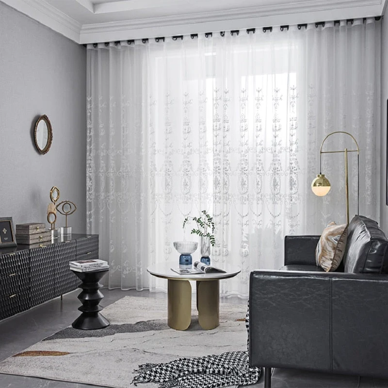 Gardine mit barocker Ornament-Stickerei