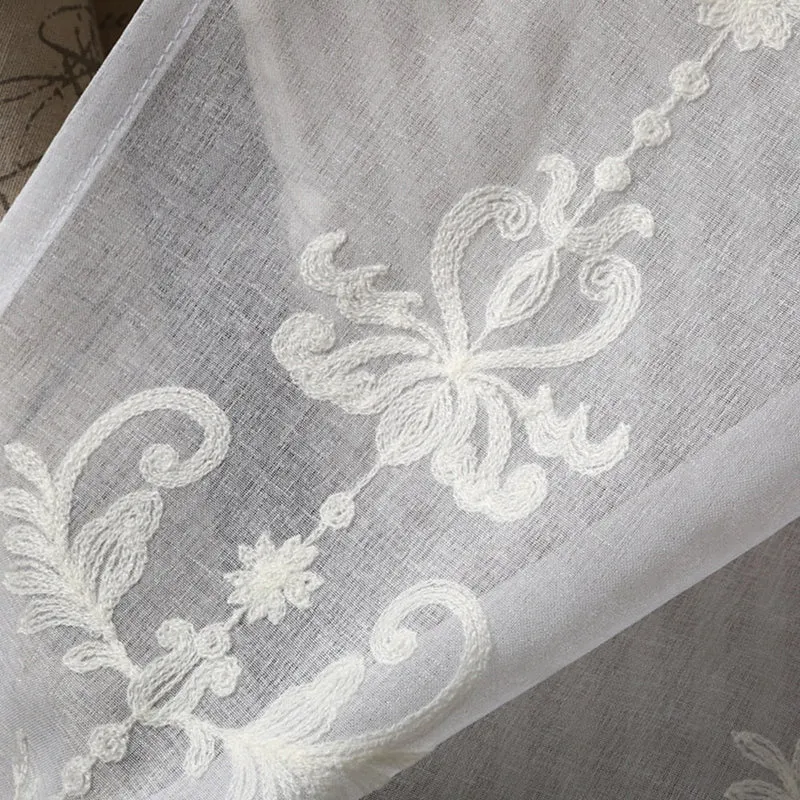Gardine mit barocker Ornament-Stickerei