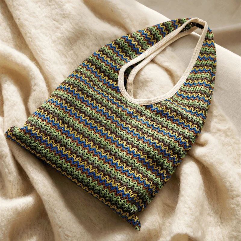 Grüne Schultertasche mit Wellenstreifen