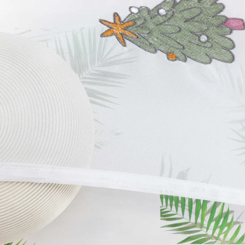 Scheibengardine Weihnachten Transparent Polyester mit rotem Rand und Stickerei Tannenbaum Weihnachtskugeln