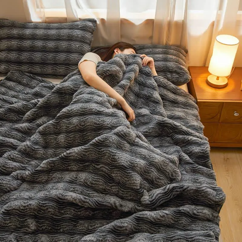 Weiche, flauschige Plüschdecke mit Wellenmuster