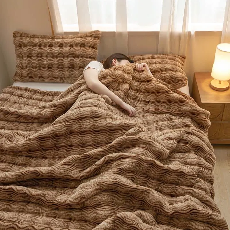 Weiche, flauschige Plüschdecke mit Wellenmuster