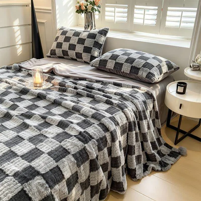 Moderne, kuschelige Wendedecke mit Blockmuster