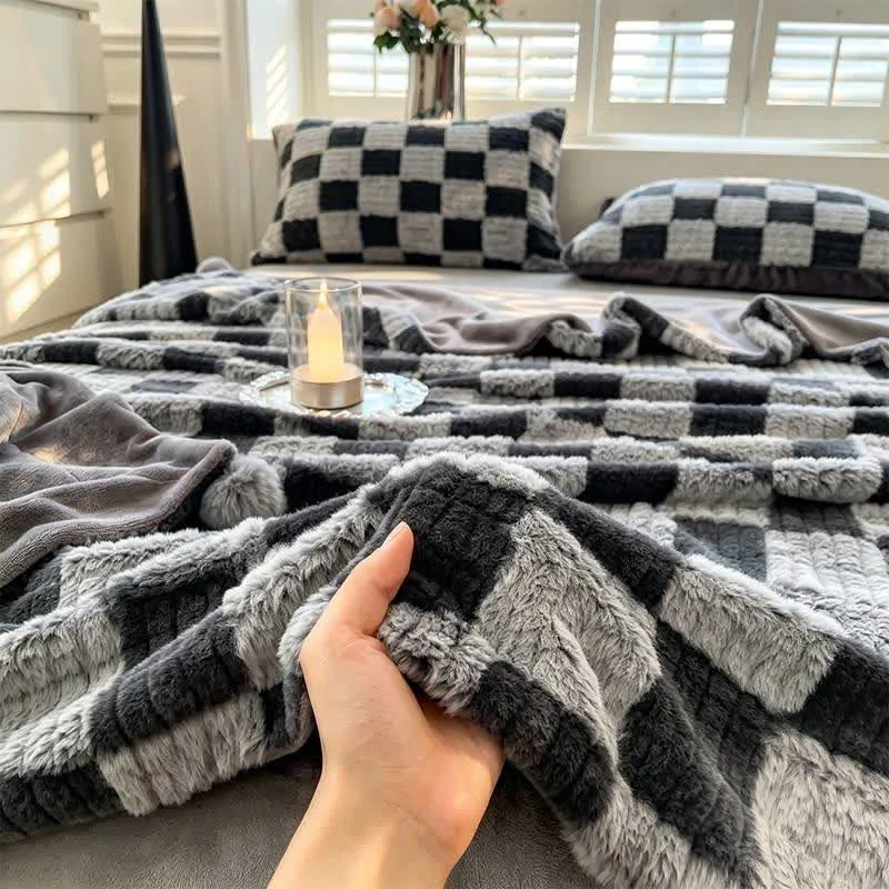 Moderne, kuschelige Wendedecke mit Blockmuster