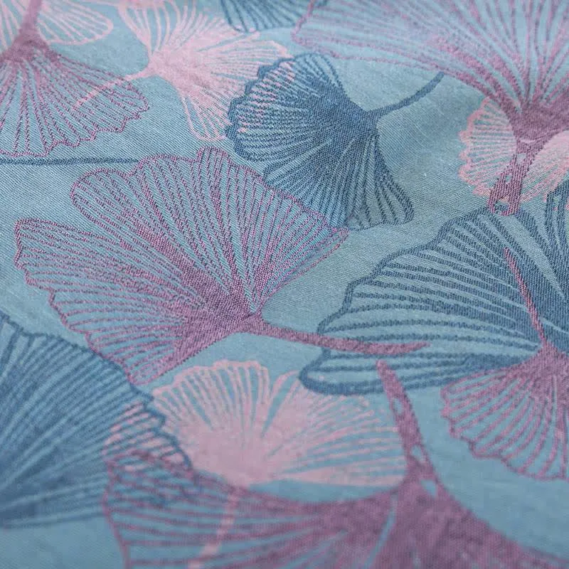 Wendbare Tagesdecke aus Baumwollgaze mit Ginkgoblatt-Motiv
