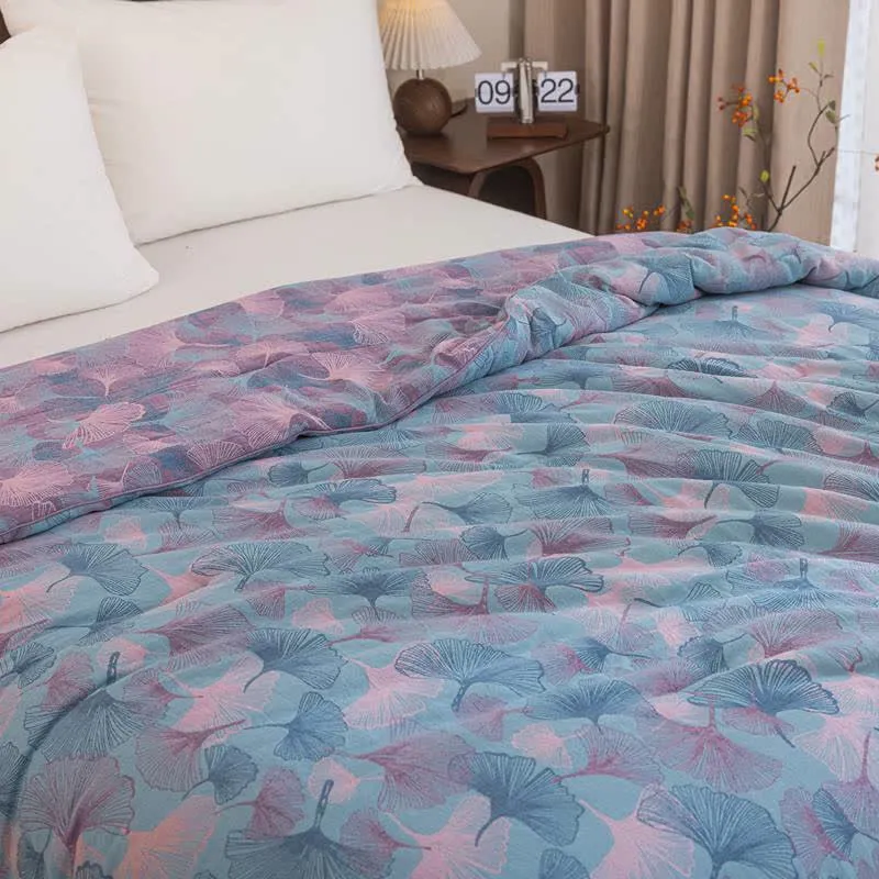 Wendbare Tagesdecke aus Baumwollgaze mit Ginkgoblatt-Motiv
