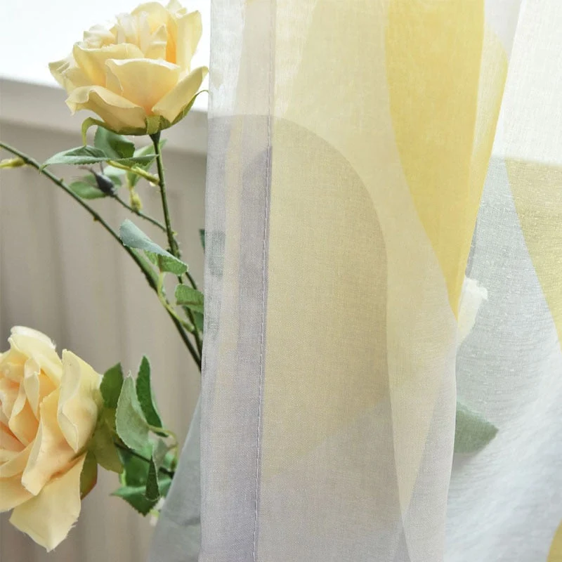 Gardine mit abstraktem geometrischem Muster