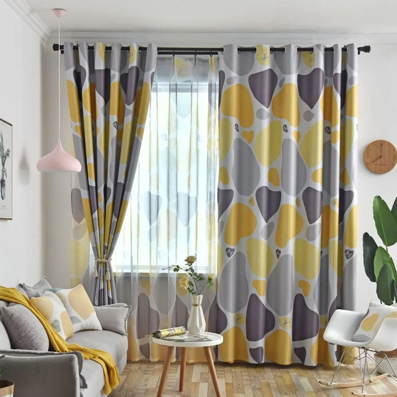 Gardine mit abstraktem geometrischem Muster