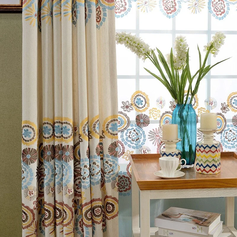 Bunt bestickte Gardine im Boho-Stil