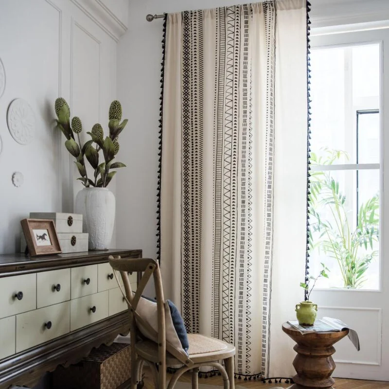 Gardine im Ethno-Stil mit Quasten