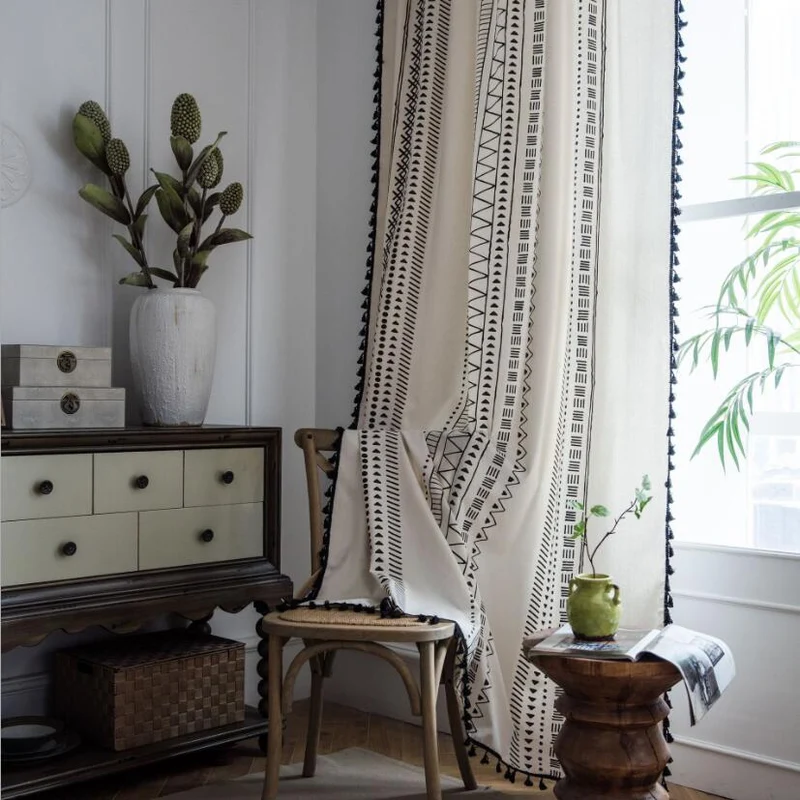 Gardine im Ethno-Stil mit Quasten